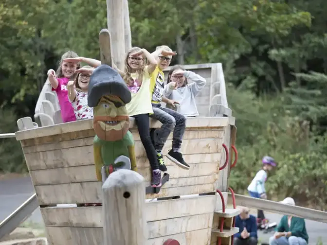 Holz-Spielschiff | Stadt Mechernich Holz-Spielschiff | Stadt Mechernich